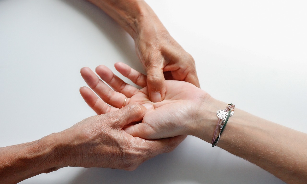 hand-massage-g5d25f22a3_1280